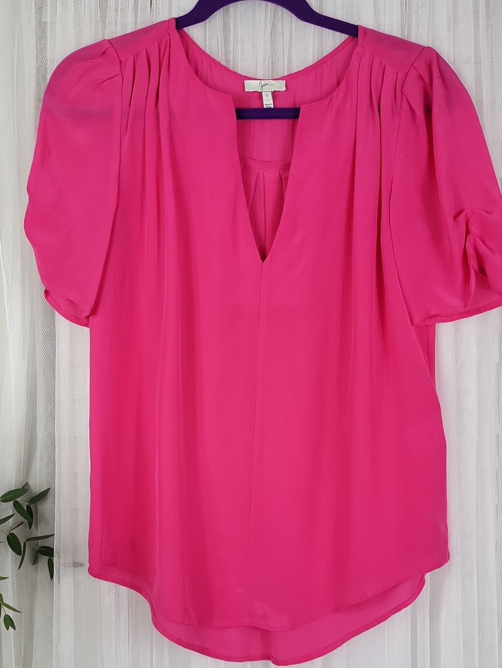 Joie 100% silk Hot Pink V-Neck Pleated Short Sleeve Blouse. Size S